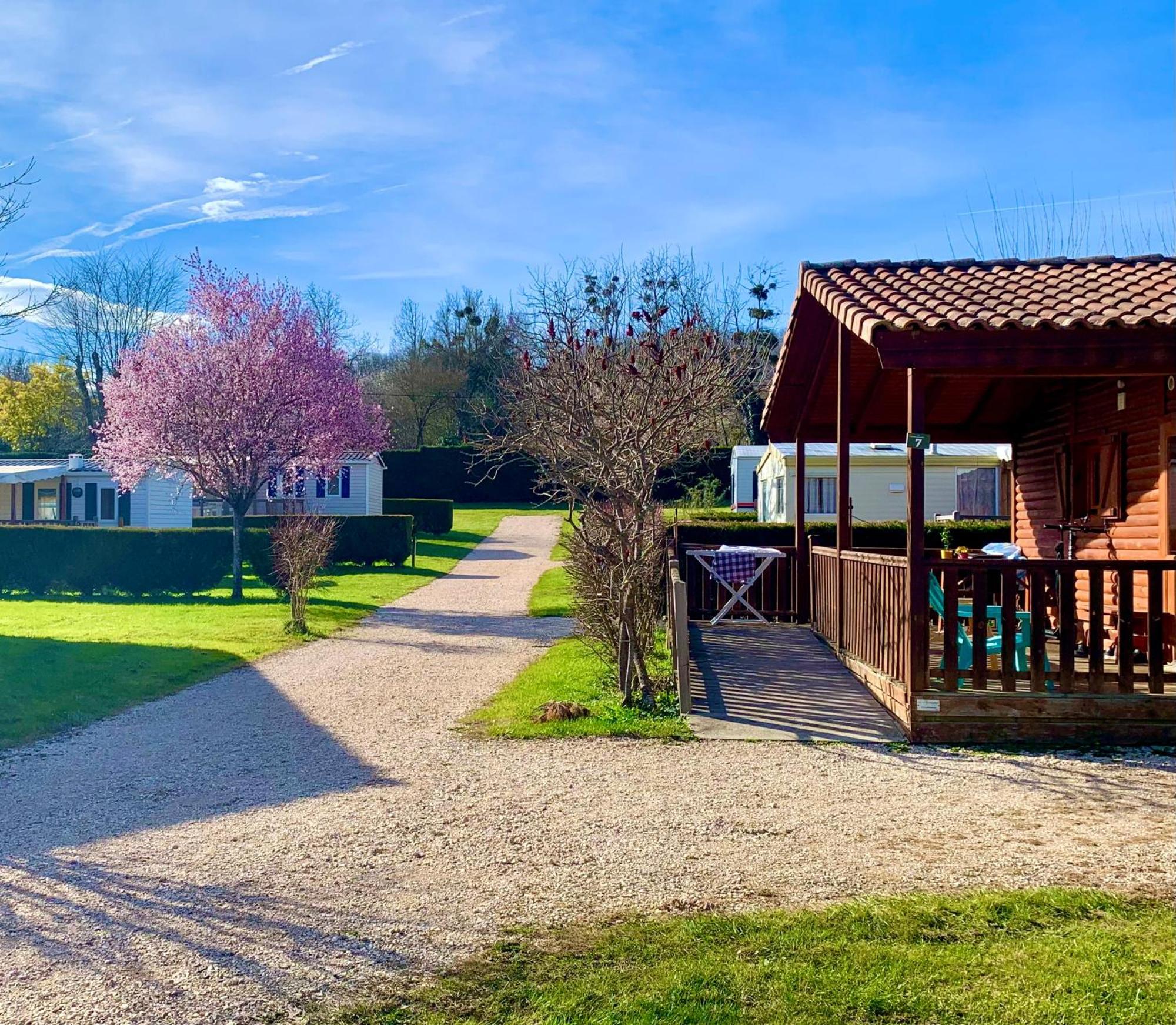Casties-Labrande Camping Familial Paisible Avec Piscine, Mobil Home , Chalet, Studio & Emplacement Nue מראה חיצוני תמונה